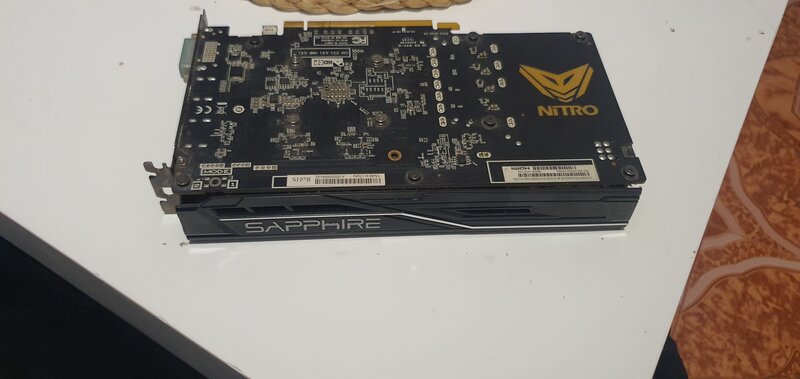 Versiunea de top Nitro+ cu stocare de 8GB GDDR5 pe 256-biti. 250 RON