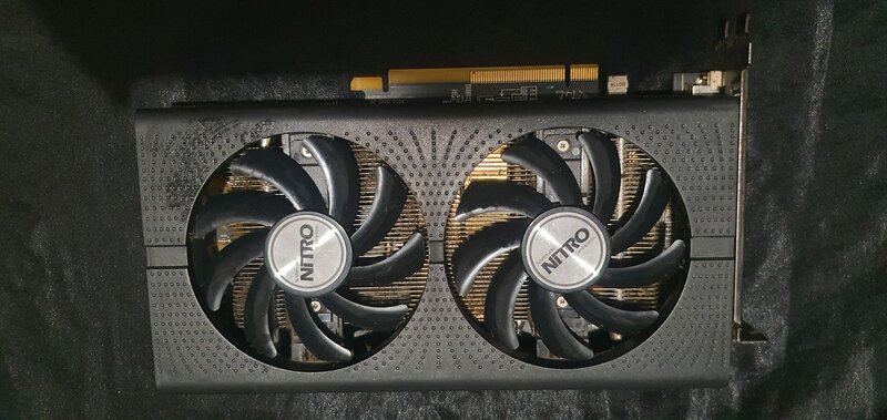 Versiunea de top Nitro+ cu stocare de 8GB GDDR5 pe 256-biti. 250 RON